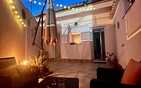 Apartamento independiente con parking privado gratuito y terraza de ensueño junto al Teatro Romano